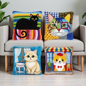 Peut inclure: Quatre coussins décoratifs avec des motifs de chats. L'un d'eux présente un chat noir sur un fond rayé arc-en-ciel. Un autre montre un visage de chat coloré avec un carré rouge autour d'un œil. Les deux autres coussins ont un chat devant une fenêtre et un chat dans une boutique.