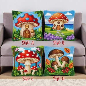 Peut inclure: Quatre coussins décoratifs avec des motifs de champignons. Le style A présente une maison champignon rouge et blanche. Le style B montre une maison champignon près de la mer. Le style C a un grand champignon avec des plus petits. Le style D affiche des champignons bruns.