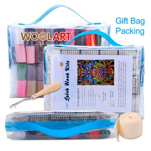 Puede incluir: Una bolsa de pl&aacute;stico transparente con un asa azul contiene un kit de gancho de enganche con hilo de colores, una herramienta de gancho de enganche de madera, un lienzo con un dise&ntilde;o de b&uacute;ho impreso y un rollo de ribete de alfombra beige. La bolsa est&aacute; etiquetada con "WOLART Latch Hook Kits" y "Gift Bag Packing".