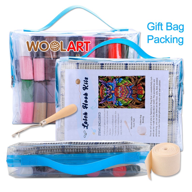 Puede incluir: Una bolsa de pl&aacute;stico transparente con un asa azul contiene un kit de gancho de enganche con hilo de colores, una herramienta de gancho de enganche de madera, un lienzo con un dise&ntilde;o de b&uacute;ho impreso y un rollo de ribete de alfombra beige. La bolsa est&aacute; etiquetada con "WOLART Latch Hook Kits" y "Gift Bag Packing".