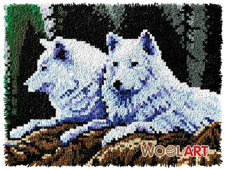 Puede incluir: Un primer plano de una alfombra que representa dos lobos blancos con detalles azules, tumbados en un entorno de bosque. La alfombra est&aacute; hecha de hilo en bucle y tiene el texto "WOOLART" en la esquina inferior derecha.
