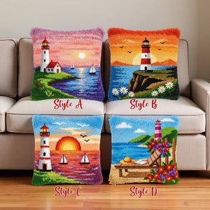 Op de afbeelding: Vier decoratieve sierkussens met vuurtorenontwerpen. Elk kussen heeft een andere kustscène met een vuurtoren, zeilboten en zonsondergang- of zonsopgangkleuren. Stijlen A, B, C en D zijn gemarkeerd met rode tekst.