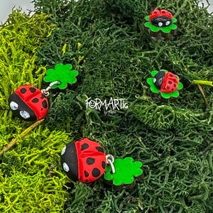 Karli 001 // grazioso set di orecchini a forma di coccinella e trifoglio fatti a mano // portafortuna // acciaio inossidabile e argilla polimerica // 10 mm // 2 pezzi