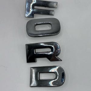 Letras cromadas en bloque de FORD: emblema del logotipo