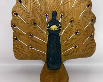 Figura de madera de pavo real