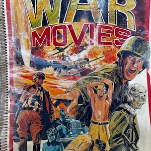 Pode incluir: Uma capa de livro vintage com o título "WAR MOVIES" em letras vermelhas e amarelas. A capa apresenta uma colagem de imagens de filmes de guerra, incluindo soldados, tanques e explosões.