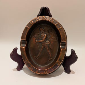 Vintage koperen Johnnie Walker-asbak – Striding Man met reliëf, bardecor afbeelding 2
