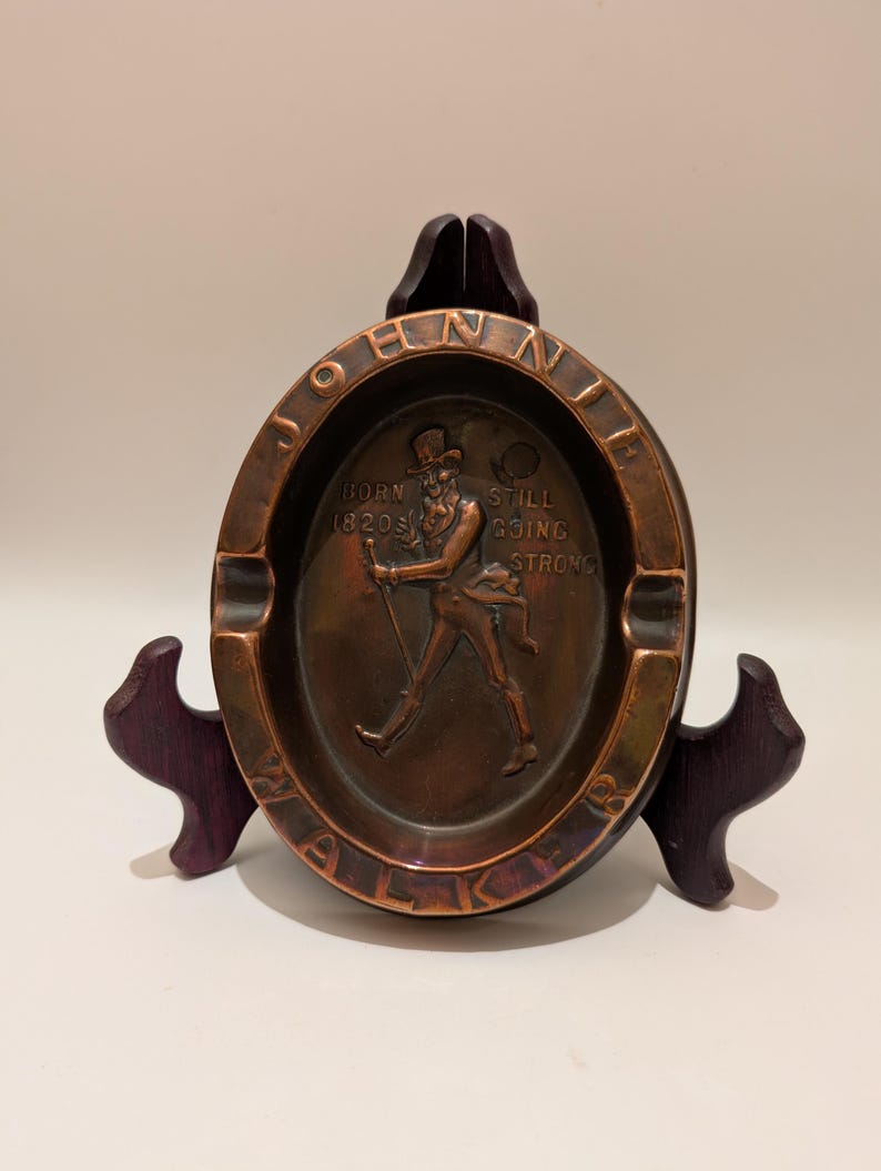 Vintage koperen Johnnie Walker-asbak – Striding Man met reliëf, bardecor afbeelding 2