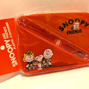 Vintage Snoopy Lunch Box – Red Plastic Food Container with Chopsticks, Sealed