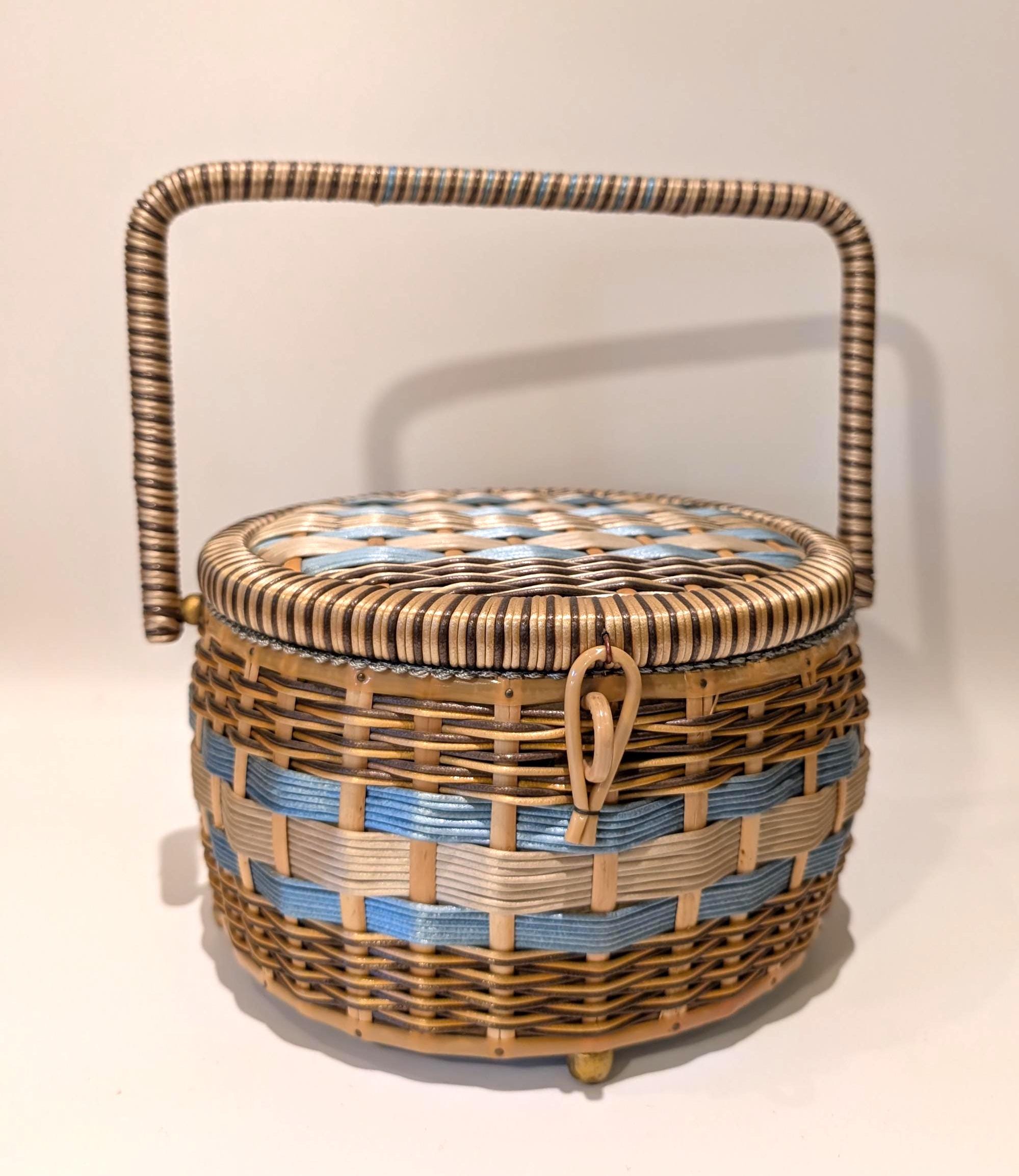 Ancien petit panier en osier rotin tressé année 1950