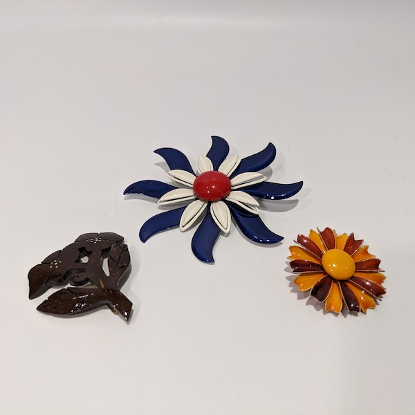 Vintage Lot of Three (3) Mid Century Enamel Brooches Pins - Floral Daisy Theme - Retro MCM 60s 70s Costume Jewelry Cocktail Fashion Mad Men