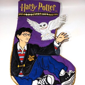 Peut inclure: Chaussette violette Harry Potter avec bordure dorée et boucle de suspension dorée. Comprend une illustration de Harry Potter, un hibou blanc et les mots "Harry Potter" en lettres dorées.