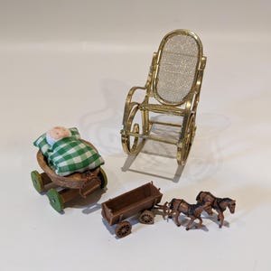 Süsse Vintage Puppenhaus Miniaturen - Bugholz Metall Rocker, Baby Kinderwagen im Nussbaum Holz, kleine Kunststoff Pferde m. Warenkorb - Verkauf als Lot