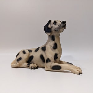 Vintage Dalmatiner Figur Skulptur Vivian C Künstler 1980er Jahre Italien Harz Sitzen Jagd Kutsche Gefleckte Hund Figur Schwarz Weiß Realistisch