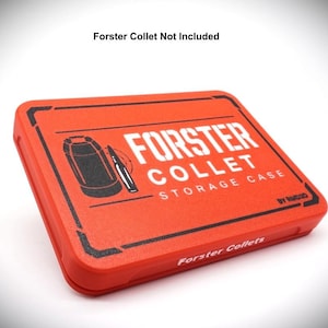 Pode incluir: Um estojo de armazenamento retangular laranja com detalhes em preto e o texto Forster Collet Storage Case by RMD3D. A tampa apresenta um gráfico de uma bala e uma pinça. O texto Forster Collet Not Included é visível acima do estojo.