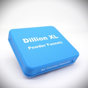 Pode incluir: Uma caixa de armazenamento retangular azul brilhante com cantos arredondados. A superfície superior apresenta o texto branco "Dillion XL" acima de "Powder Funnels", enquanto a borda lateral exibe o texto branco "XL Powder Funnels" em fonte sem serifa.