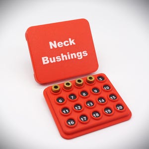 Puede incluir: Una caja roja abierta con el texto "Neck Bushings" en blanco. En el interior, una bandeja roja contiene casquillos dorados y círculos negros numerados. Los números van del 5 al 20.