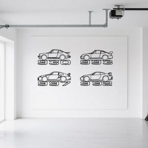 Pode incluir: Quatro silhuetas de carros de metal preto montadas numa parede branca. Cada silhueta apresenta um modelo de carro diferente com o número do modelo abaixo. Os carros estão num ambiente de garagem.