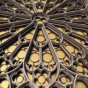 Könnte beinhalten: Ein detailliertes, mehrschichtiges, hölzernes, Buntglasfensterdesign mit runder Form und goldenem Hintergrund.