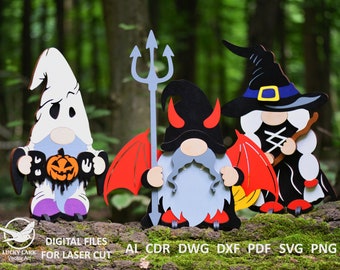 Może przedstawiać: Cztery gnomy halloweenowe, każdy ubrany w inny kostium. Gnom duch trzyma dynię i mówi "Boo". Gnom diabeł trzyma widły. Gnom czarownica trzyma miotłę. Gnom wampir trzyma nietoperza.