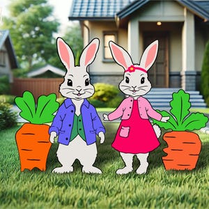 Pode incluir: Duas ilustrações de coelhos brancos em pé na grama. O coelho da esquerda veste uma jaqueta azul e um colete verde. O coelho da direita veste um cardigã rosa e um vestido com uma faixa de flor vermelha. Duas grandes cenouras laranjas os ladeiam.