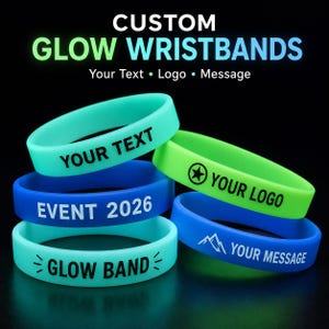 Puede incluir: Una colección de pulseras de silicona en tonos azul claro, azul brillante y verde neón. Las pulseras incluyen texto impreso como "YOUR TEXT", "EVENT 2026", "GLOW BAND", "YOUR LOGO" con un icono de estrella y "YOUR MESSAGE" con un icono de montaña.