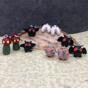 Pequeño pendiente de amigo críptido