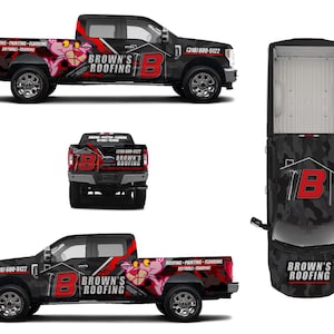 Peut inclure: Un pick-up noir avec un habillage personnalisé représentant une panthère rose et le texte "BROWN'S ROOFING". Le camion affiche également un numéro de téléphone et les services proposés : Toiture, Peinture, Revêtements de sol et Cloisons sèches.