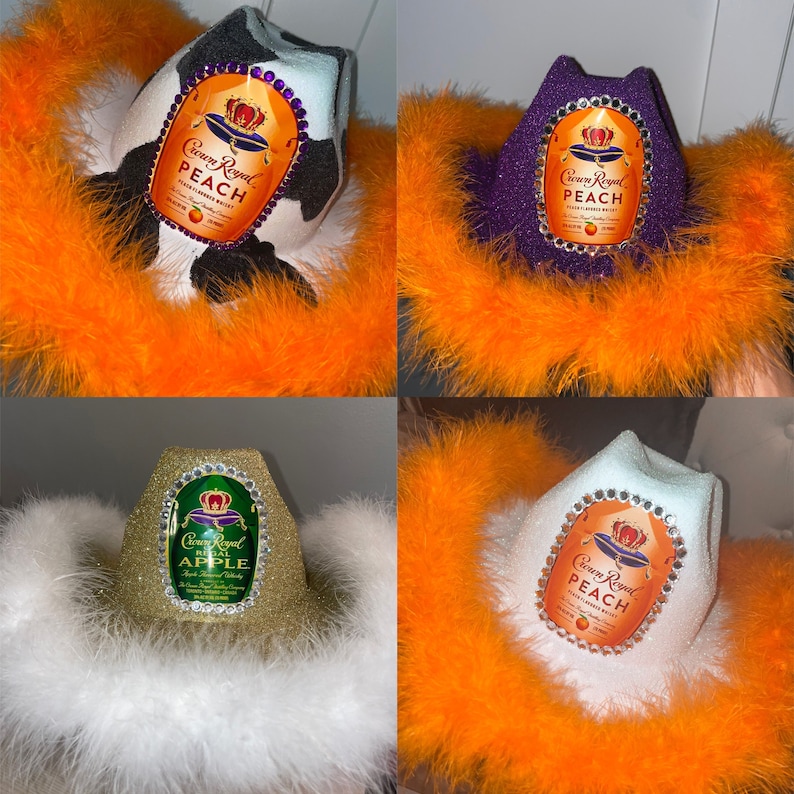 Puede incluir: Cuatro sombreros de vaquero decorados con etiquetas de botellas de licor Crown Royal. Los sombreros est&aacute;n cubiertos de purpurina y pedrer&iacute;a. Cada sombrero tiene un color y una etiqueta diferentes: melocot&oacute;n, manzana y dos etiquetas de melocot&oacute;n. Los sombreros est&aacute;n adornados con plumas naranjas.