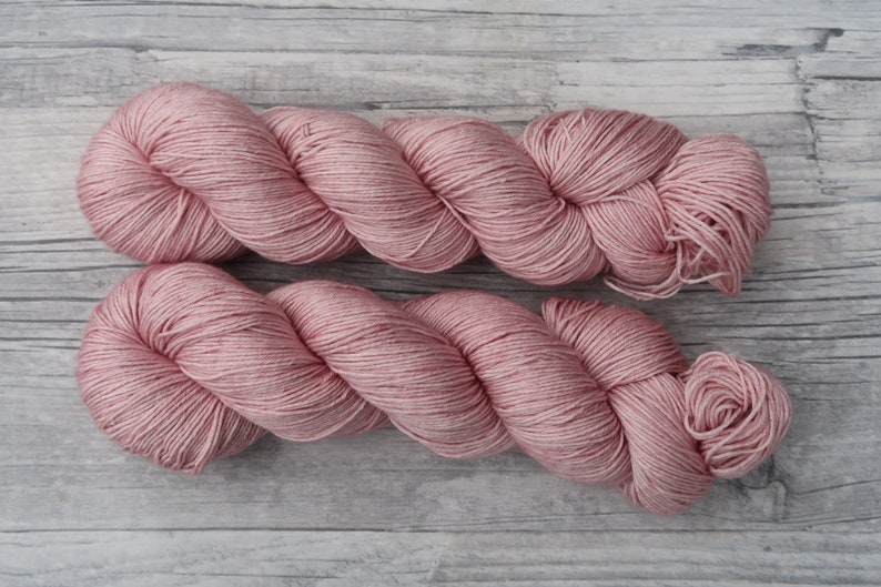 ROSEBUD ZijdeMerino 4ply 100g Handgeverfde wol Merinozijde 400 m handgeverfd garen Merinozijde afbeelding 1