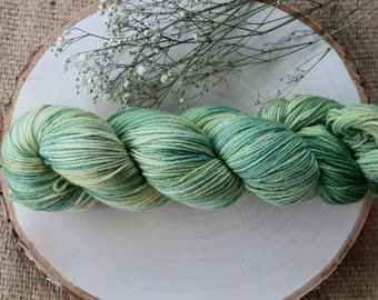 GREEN PASTURES Allrounder 4ply 100g Hand Dyed Wool Merino Sock Yarn4-ply hand-dyed sock yarn