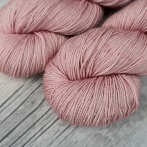 ROSEBUD ZijdeMerino 4ply 100g Handgeverfde wol Merinozijde 400 m handgeverfd garen Merinozijde afbeelding 2