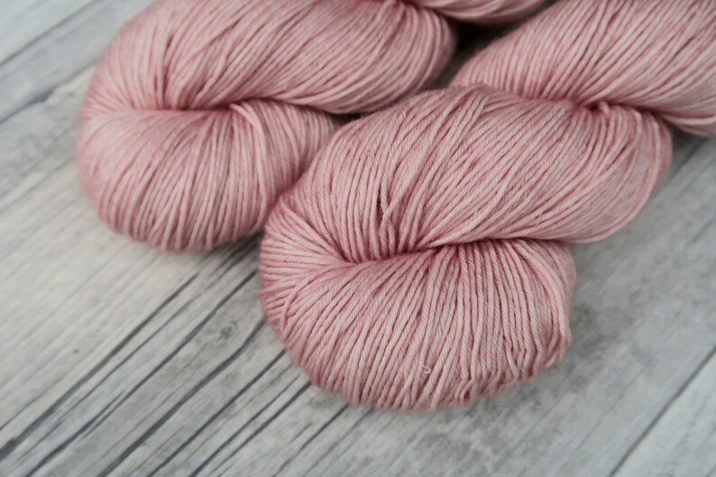 ROSEBUD ZijdeMerino 4ply 100g Handgeverfde wol Merinozijde 400 m handgeverfd garen Merinozijde afbeelding 2