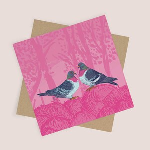 Tarjeta de palomas en el bosque rosa / Ilustración de colores vibrantes / Tarjeta en blanco y sobre Kraft / Tarjeta pop art, Tarjeta cuadrada, Palomas, pareja de palomas