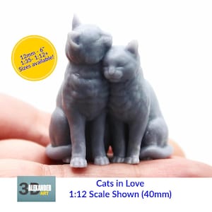 Op de afbeelding: Een grijze sculptuur van twee katten in een liefdevolle omhelzing. De tekst "Cats in Love" en "1:12 Scale Shown (40mm)" zijn zichtbaar. Extra tekst geeft aan dat er maten beschikbaar zijn van 12 mm tot 15,24 cm. De sculptuur is een gedetailleerde weergave van de dieren.