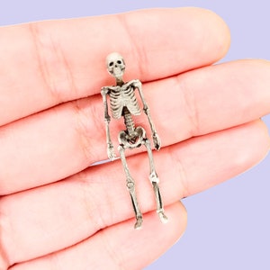 Human Skeleton - 1:48 scale miniature for horror diorama, dollhouse, tabletop arts and crafts, replica curiosities oddities (1 skeleton)