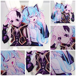 Pode incluir: Um pingente de acr&iacute;lico transparente com dois personagens em estilo anime e detalhes hologr&aacute;ficos. Um personagem tem cabelo azul claro e camisa branca, enquanto o outro tem cabelo branco com mechas pretas e um colete preto e dourado em acr&iacute;lico.