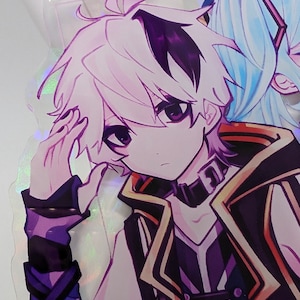 Pode incluir: Um expositor de acr&iacute;lico com uma personagem de estilo anime de cabelo branco, olhos roxos escuros e um traje preto e roxo. A personagem tem uma m&atilde;o perto da cabe&ccedil;a e usa uma coleira escura. O material tem um acabamento iridescente.