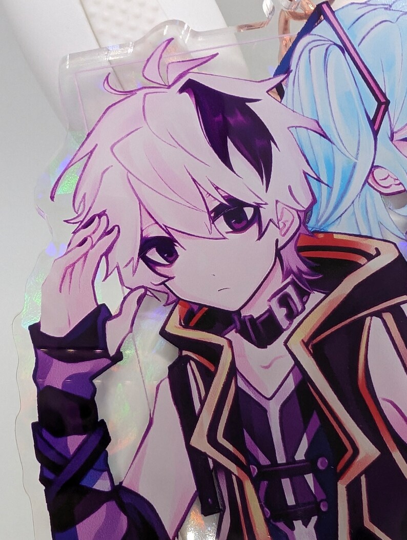 Pode incluir: Um expositor de acr&iacute;lico com uma personagem de estilo anime de cabelo branco, olhos roxos escuros e um traje preto e roxo. A personagem tem uma m&atilde;o perto da cabe&ccedil;a e usa uma coleira escura. O material tem um acabamento iridescente.
