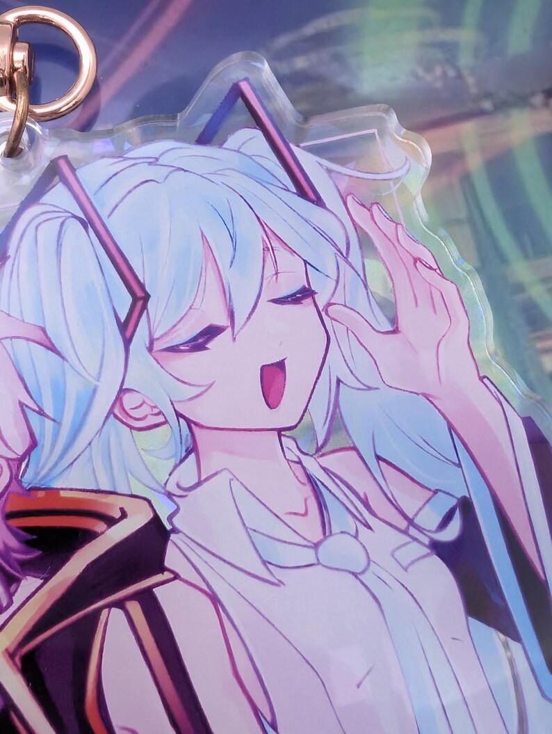 Pode incluir: Um porta-chaves de acr&iacute;lico transparente com um personagem de estilo anime impresso com cabelo azul claro em duas tran&ccedil;as, vestindo uma camisa branca de colarinho com gravata. O personagem tem os olhos fechados e a boca aberta, preso a um anel de metal ouro rosa.