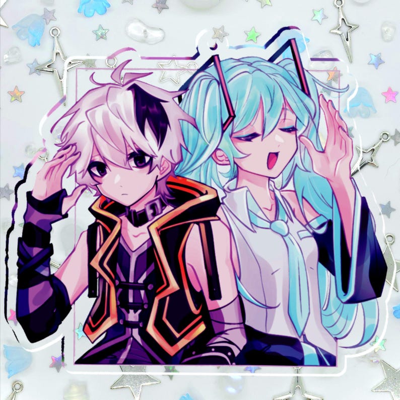 Pode incluir: Um porta-chaves de acr&iacute;lico transparente com uma ilustra&ccedil;&atilde;o impressa de duas personagens estilo anime. Uma personagem tem cabelo branco com detalhes pretos e um colete preto, a outra tem cabelo comprido azul claro e camisa branca.