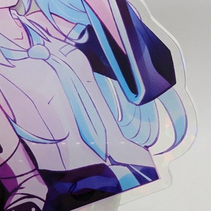 Pode incluir: Um expositor de acr&iacute;lico transparente com um personagem de estilo anime impresso de longos cabelos azul-claros, vestindo uma camisa branca com colarinho, gravata azul-clara e jaqueta azul-escura. A figura tem um acabamento hologr&aacute;fico.