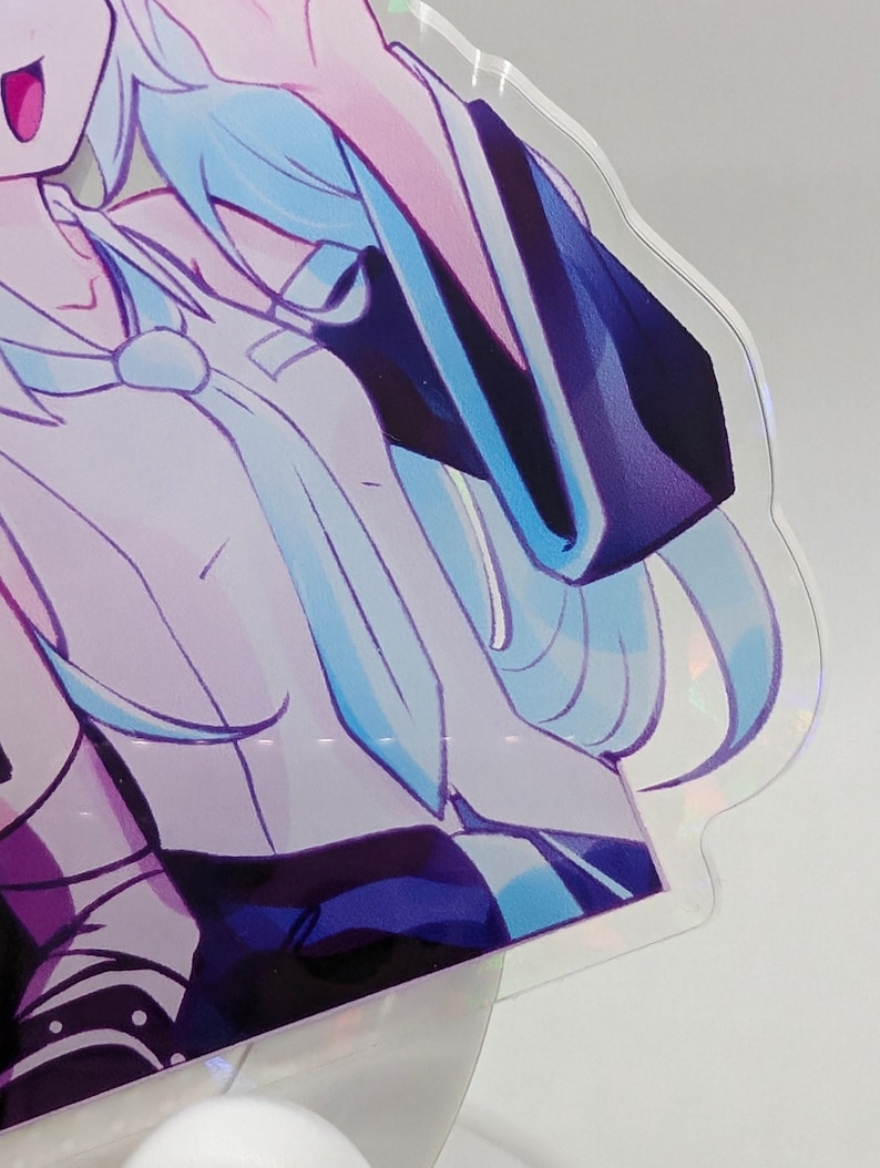 Pode incluir: Um expositor de acr&iacute;lico transparente com um personagem de estilo anime impresso de longos cabelos azul-claros, vestindo uma camisa branca com colarinho, gravata azul-clara e jaqueta azul-escura. A figura tem um acabamento hologr&aacute;fico.