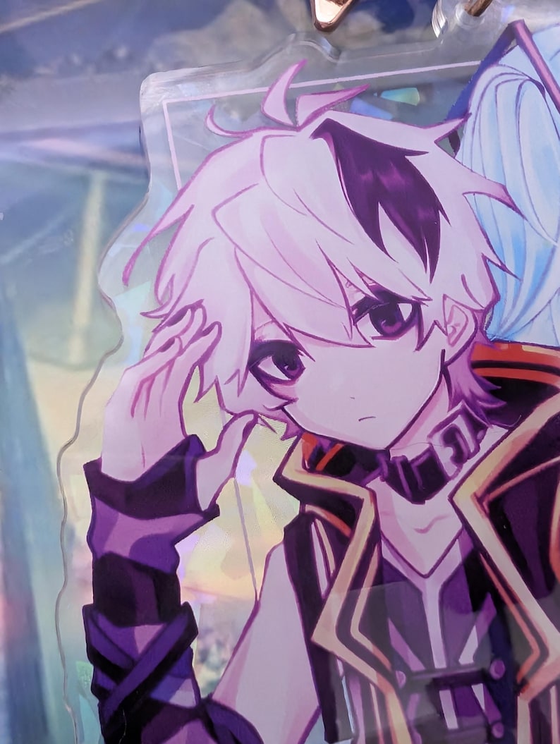Pode incluir: Um pingente de acr&iacute;lico com um personagem estilo anime de cabelo lavanda claro, olhos roxos escuros e uma roupa preta e roxa. O personagem tem uma m&atilde;o perto da cabe&ccedil;a e &eacute; feito de um material transparente e brilhante com um aro met&aacute;lico.