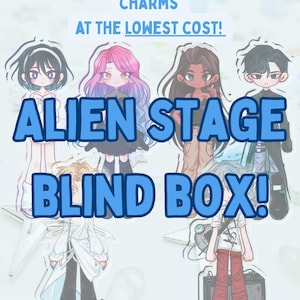 Peut inclure: Une collection de six breloques de personnages de style anime avec diverses tenues et couleurs de cheveux. Le texte indique : COLLECT LARGE DOUBLE SIDED CHARMS AT THE LOWEST COST! ALIEN STAGE BLIND BOX! *Lowest cost per charm!*