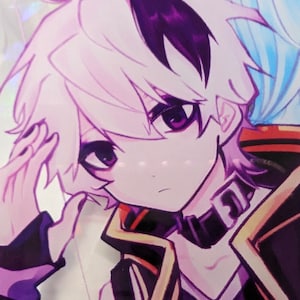 Pode incluir: Uma ilustra&ccedil;&atilde;o digital de uma personagem com cabelo branco curto e despenteado com madeixas roxas escuras. A personagem tem olhos roxos grandes e expressivos e veste um casaco preto com detalhes dourados e gola alta, com uma tira escura.