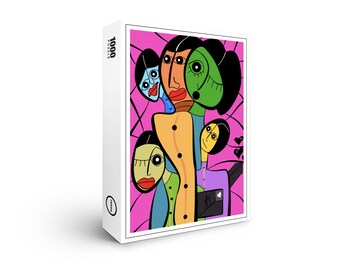 Op de afbeelding: Een puzzel van 1000 stukjes met een abstract ontwerp van vijf kleurrijke gezichten met zwarte contouren op een roze achtergrond.