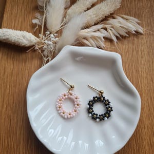 Handgefertigte Blumen-Ohrringe aus Perlen – Schwarze / Rosa und weiße Perlen mit Goldstecker – Elegante Kreolen Perlenschmuck Gänseblümchen