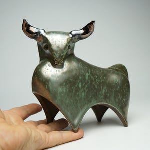 Keramisk tjurskulptur: Handgjord svart lera Oxe - Modern Art Decor