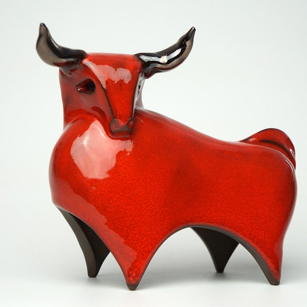 Sculpture de taureau rouge en céramique, cadeau fait main unique, figurine animale minimaliste, zodiaque Taureau